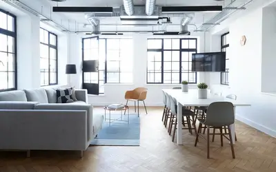 Ljust kontor med soffgrupp och arbetsbord