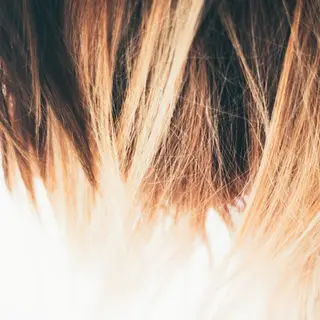 Närbild på balayage i varma blonda toner