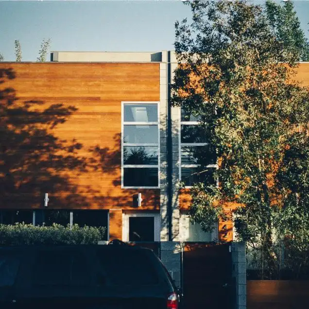 Modernt hus med träfasad